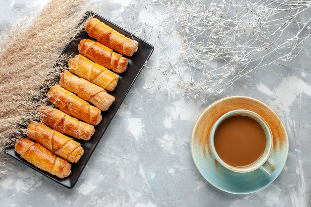 Vista superior de brazaletes con café en la mesa de luz, galleta de galleta de pastelería dulce