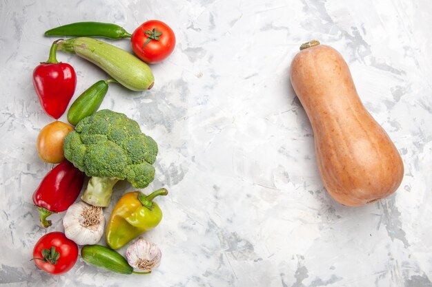 Vista superior de brócoli fresco con verduras en color de ensalada de dieta de salud de piso blanco