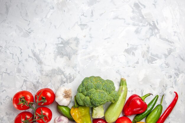 Vista superior de brócoli fresco con verduras en ensalada de dieta de piso blanco salud madura