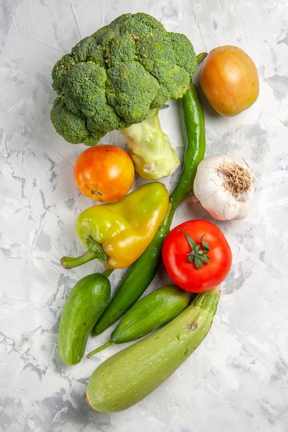 Vista superior de brócoli fresco con verduras en ensalada de mesa blanca dieta de salud madura