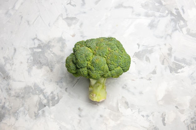 Vista superior de brócoli verde fresco en ensalada de mesa blanca dieta de salud madura