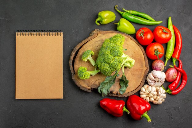 Vista superior de brócoli verde fresco con verduras frescas en color maduro de ensalada de mesa oscura