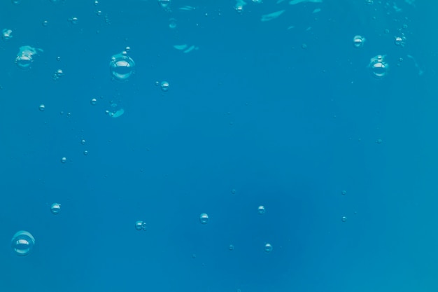 Vista superior de burbujas en el agua