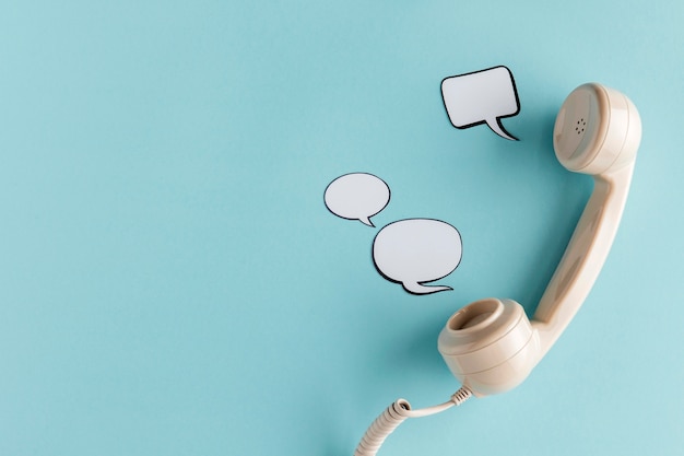 Vista superior de las burbujas de chat con receptor telefónico y espacio de copia