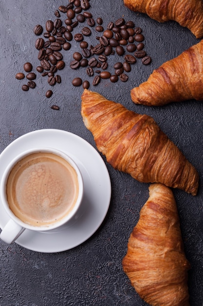 Vista superior de café y croissant con granos de café. Café delicioso.
