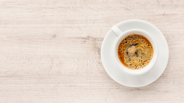 Vista superior de café para el día de San Valentín con espacio de copia