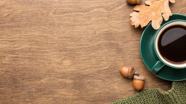 Vista superior de café con hojas de otoño y espacio de copia