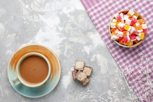 Vista superior de café con leche con gofres de chocolate en el azúcar dulce de galleta de chocolate de fondo claro