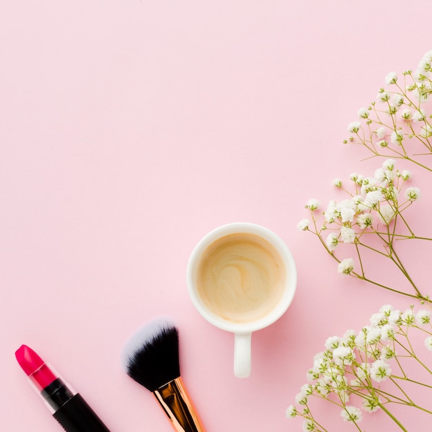 Foto gratuita vista superior de café de la mañana con lápiz labial y pincel