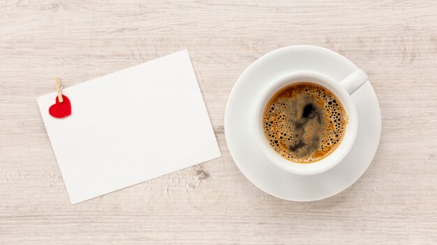 Vista superior de café y papel para el día de san valentín