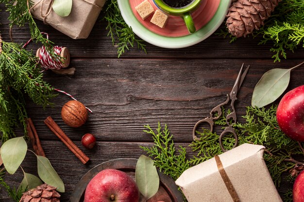 Vista superior de café recién hecho con frutas sobre la mesa