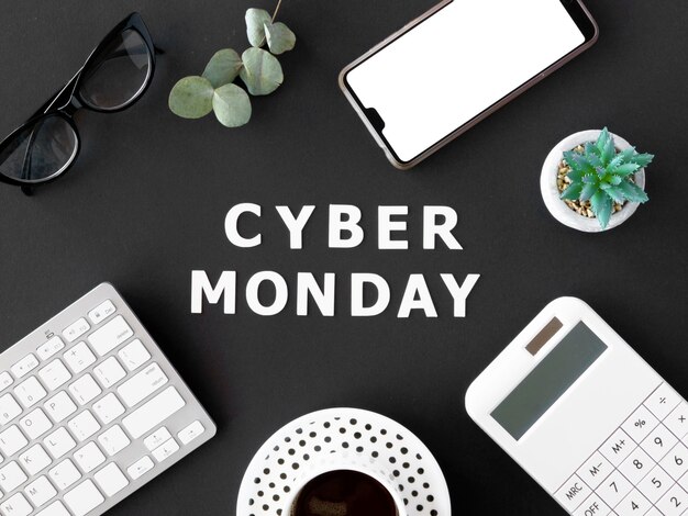 Vista superior de café con teléfono inteligente y teclado para cyber monday