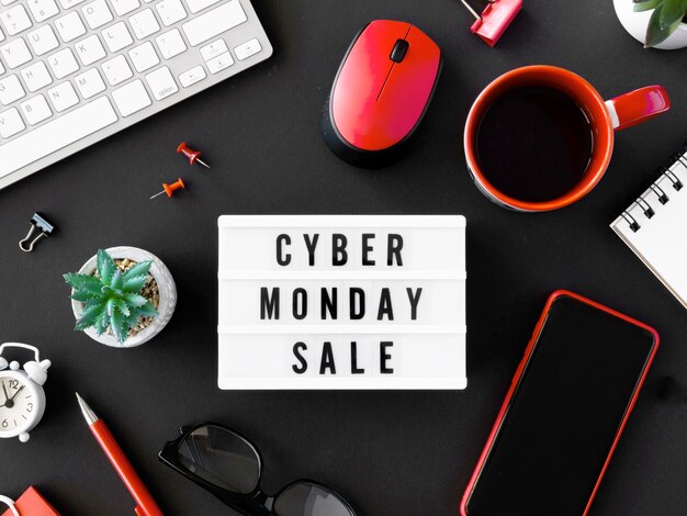 Vista superior de caja de luz y café para cyber monday