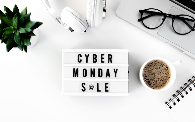 Vista superior de la caja de luz para cyber monday con laptop y suculentas