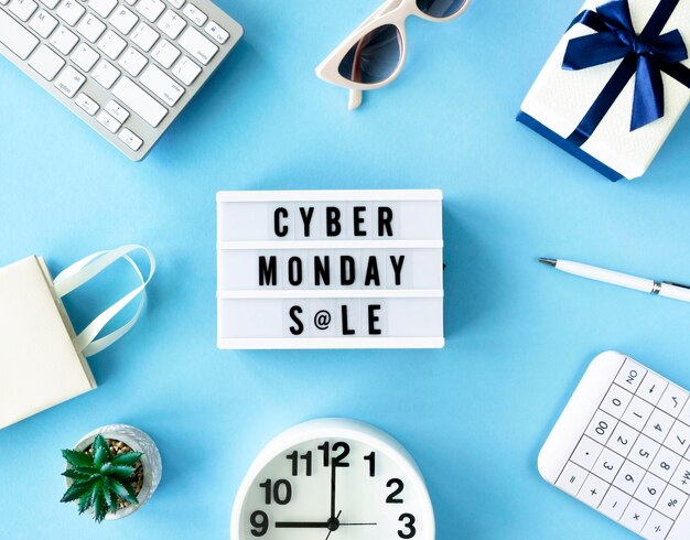 Vista superior de la caja de luz de cyber monday con reloj y regalo