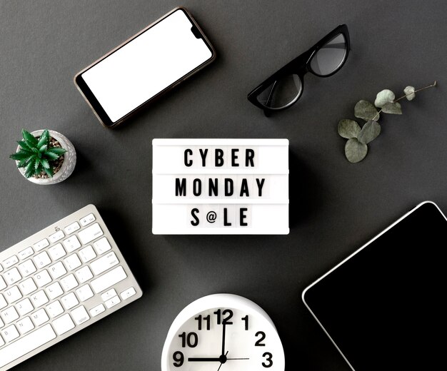 Vista superior de la caja de luz de cyber monday con reloj y tableta