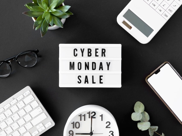 Vista superior de la caja de luz para el cyber monday con reloj y teléfono inteligente