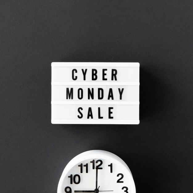 Vista superior de la caja de luz para cyber monday con reloj