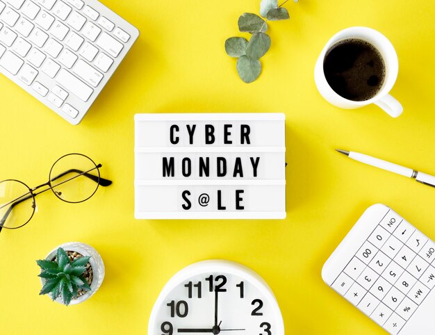 Vista superior de la caja de luz para cyber monday con teclado y café