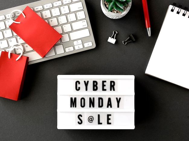 Foto gratuita vista superior de la caja de luz cyber monday con teclado y etiquetas