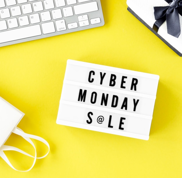 Vista superior de la caja de luz para cyber monday con teclado y regalo