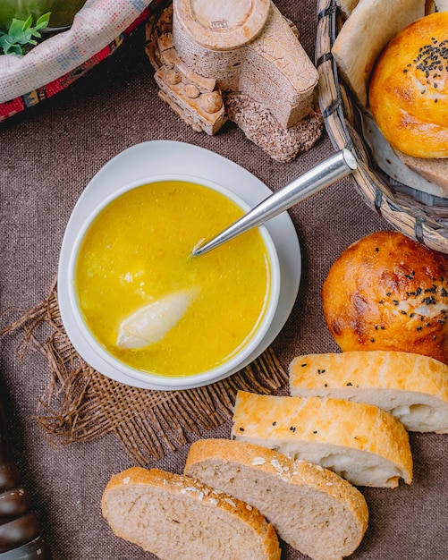 Foto gratuita vista superior de caldo de pollo con pollo y rebanadas de pan