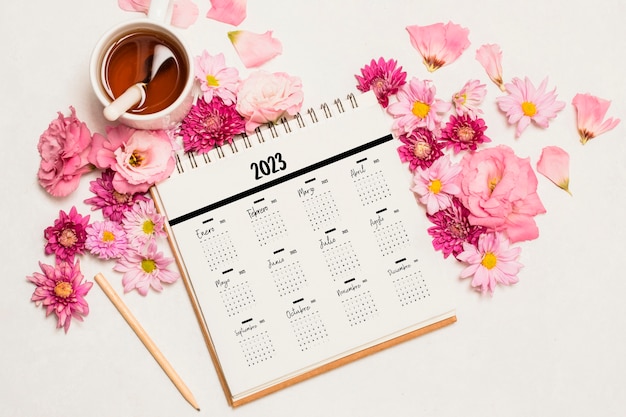 Vista superior calendario 2023 con flores