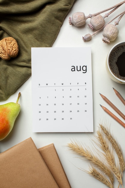Vista superior del calendario de agosto y frutas.
