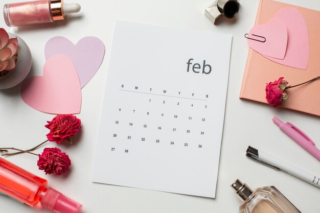 Vista superior del calendario de febrero y flores.