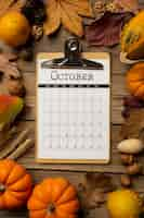 Foto gratuita vista superior del calendario de octubre y calabazas.