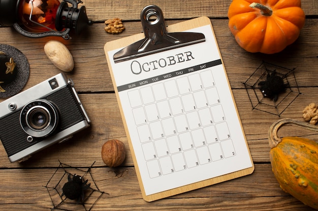 Foto gratuita vista superior del calendario de octubre y la cámara.