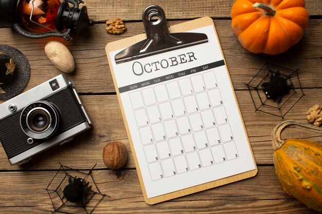 Vista superior del calendario de octubre y la cámara.