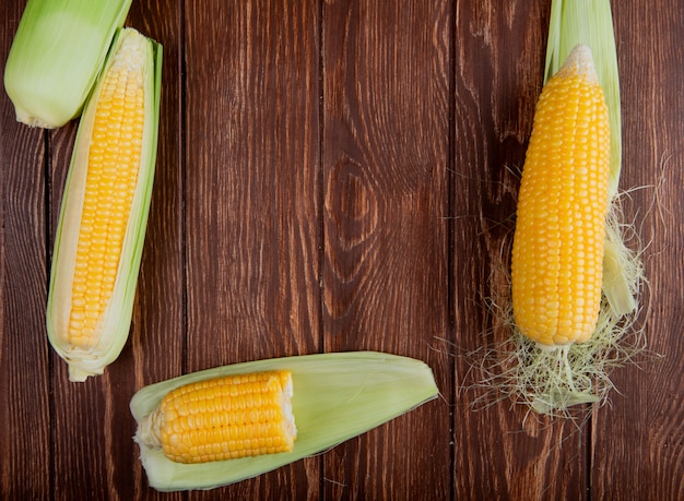 Vista superior de callos cortados y enteros con cáscara sobre superficie de madera con espacio de copia