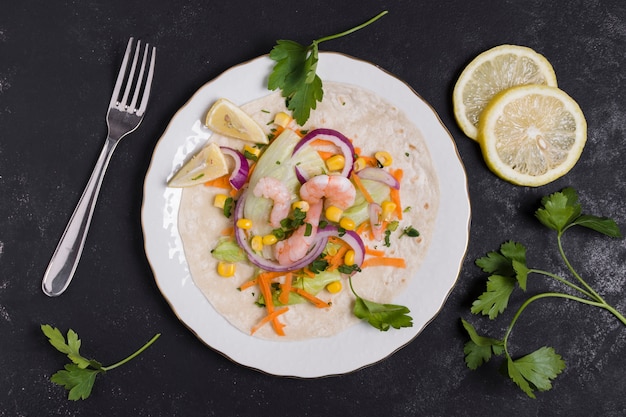 Vista superior de camarones y otros alimentos en pita