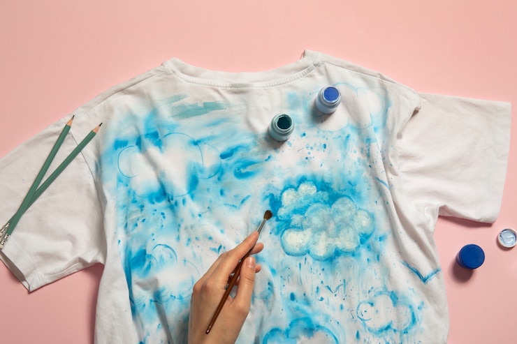 Foto gratuito vista superior camiseta pintura bodegón