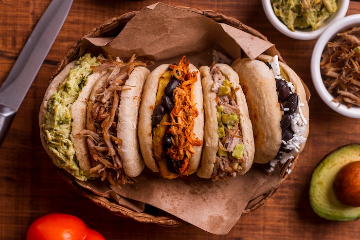 Foto gratuito vista superior de la canasta con surtido de arepas
