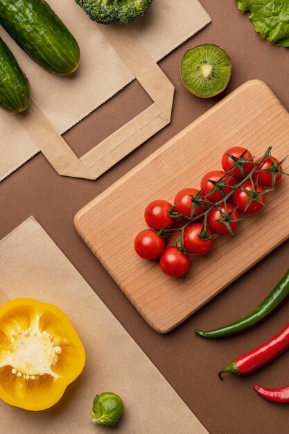 Vista superior de la canasta de verduras orgánicas con bolsa de supermercado