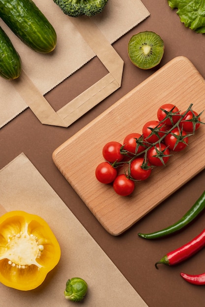 Vista superior de la canasta de verduras orgánicas con bolsa de supermercado