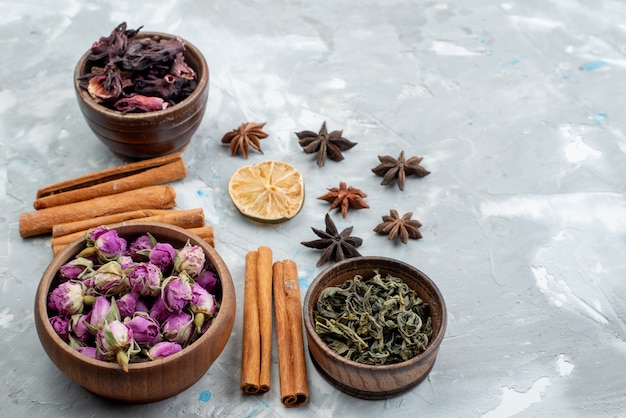 Foto gratuita una vista superior de canela y flores junto con una rodaja de limón seco planta de flor de fruta seca