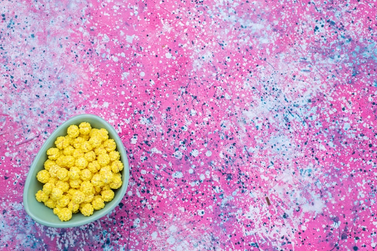 Foto gratuito vista superior de caramelos amarillos dentro de la placa verde en el fondo de colores dulces color azúcar dulce