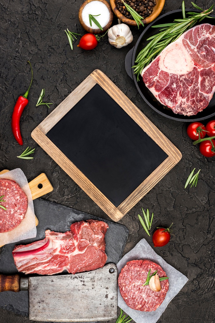 Foto gratuito vista superior de carne con chile y pizarra