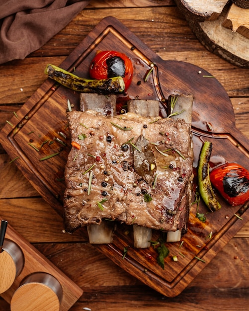 Una vista superior de carne frita con verduras en el escritorio de madera marrón comida comida fritura de carne