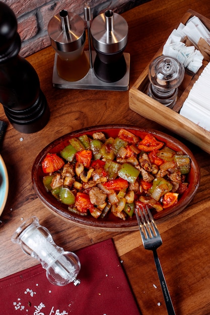 Foto gratuita vista superior de carne frita y verduras en una mesa de madera