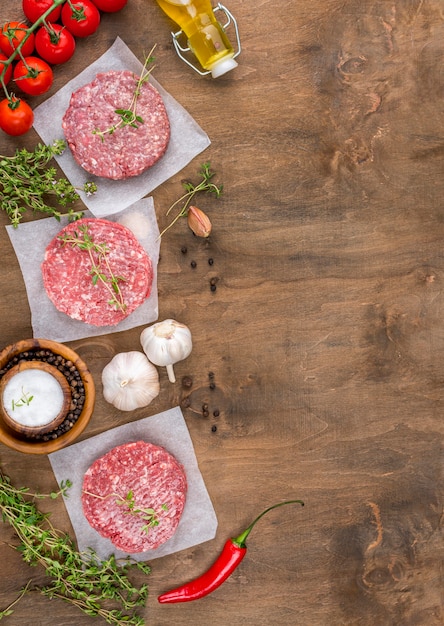 Foto gratuita vista superior de carne con hierbas y chile