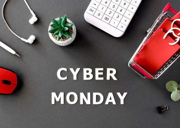 Vista superior del carrito de compras con bolsas y calculadora para cyber monday