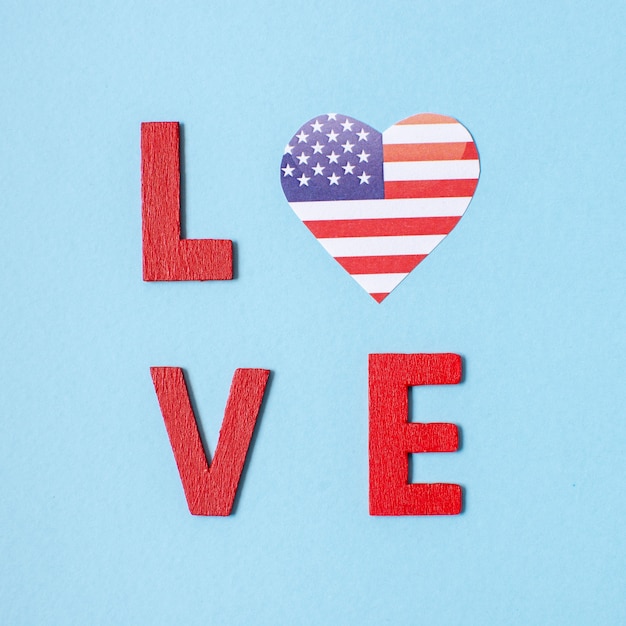 Foto gratuita vista superior cartas de amor con corazón de bandera de estados unidos