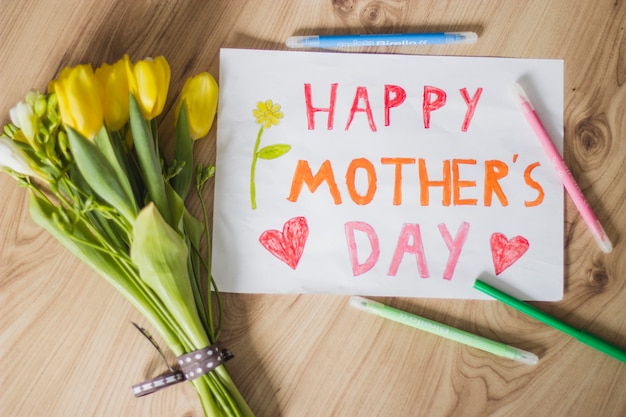 Vista superior de cartel del día de la madre y flores