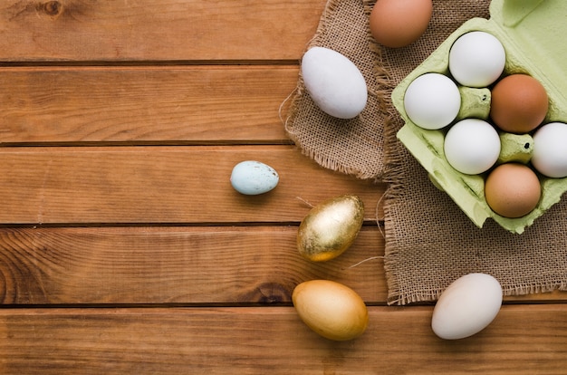 Foto gratuita vista superior del cartón con huevos de colores para pascua