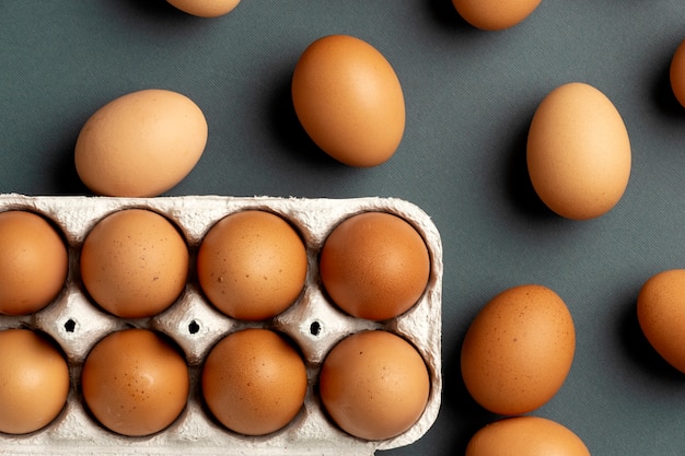 Vista superior de cartón de huevos con huevos