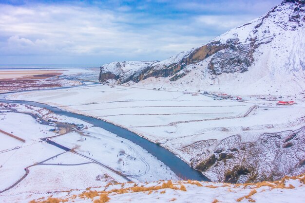 Vista superior de la cascada de Skogafoss en la costa sur de Islandia.